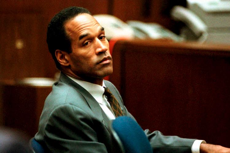 Millioner af tv-seere fulgte retssagen mod O.J. Simpson i 1994 og 1995. Det anslås, at der i USA var et produktivitetstab på 480 millioner dollars, da dommen blev afsagt, fordi 150 millioner amerikanere fulgte med og satte landet i stå. Foto: Pool/Ritzau Scanpix