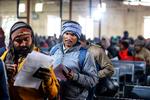 En indisk mand er ved at skrive sig op til at blive migrantarbejder i Israel, 25. januar i år. Unge indere er højt efterspurgt i mange lande, som selv mangler arbejdskraft. Herunder også i Danmark. Foto: Naeem Ansari/Ritzau Scanpix