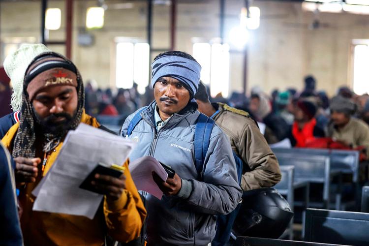 En indisk mand er ved at skrive sig op til at blive migrantarbejder i Israel, 25. januar i år. Unge indere er højt efterspurgt i mange lande, som selv mangler arbejdskraft. Herunder også i Danmark. Foto: Naeem Ansari/Ritzau Scanpix