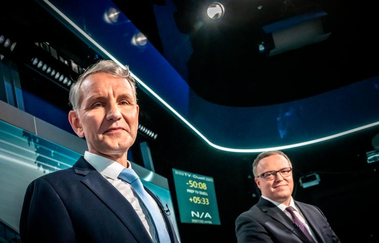AfD's Björn Höcke, der har optrådt så ekstremt, at han har fået forbud mod at sætte sine ben i den tidligere kz-lejr Buchenwald i delstaten Thüringen, mødte overraskende modspil fra CDU's Mario Voigt. Begge går de efter posten som ministerpræsident i Thüringen.  Foto: Michael Kappeler/Ritzau Scanpix