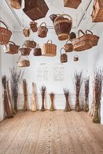 Historiske kurve tager imod i udstillingens første rum. På gulvet står der store bundter af pil.  Foto: Ture Andersen