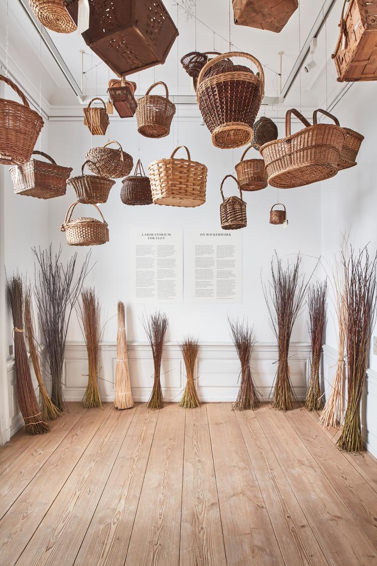 Historiske kurve tager imod i udstillingens første rum. På gulvet står der store bundter af pil.  Foto: Ture Andersen