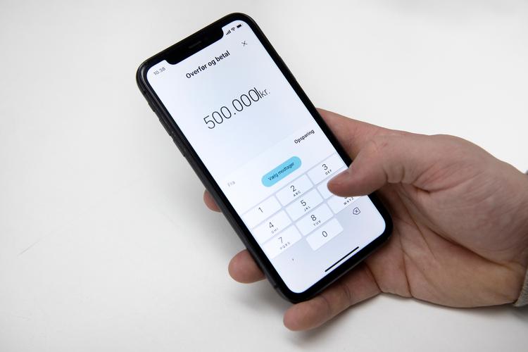 Svindlerne vil typisk skrive, at de er dit barn, og at de har mistet deres telefon og derfor skriver fra et ukendt nummer. Foto: Finn Frandsen