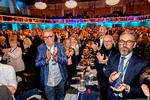 Pengemanden Lars Seier Christensen, den nytilkomne Pernille Vermund og gruppeformand Ole Birk Olesen klapper under Alex Vanopslaghs tale. Foto: Jacob Ehrbahn