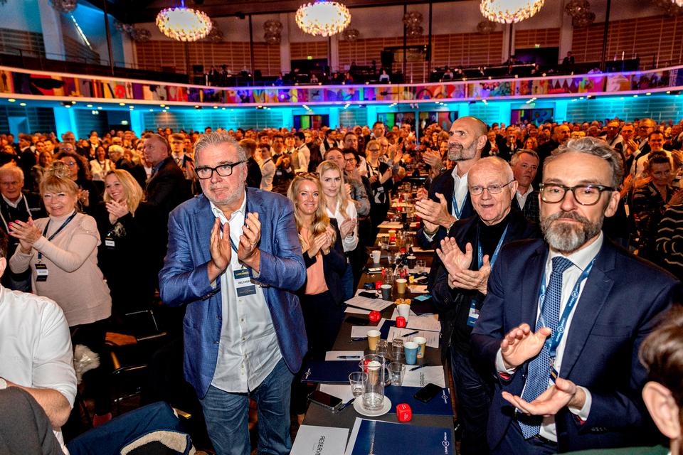 Pengemanden Lars Seier Christensen, den nytilkomne Pernille Vermund og gruppeformand Ole Birk Olesen klapper under Alex Vanopslaghs tale. Foto: Jacob Ehrbahn