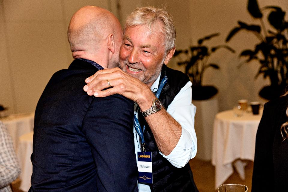 LA-veteranen Villum Christensen har været med fra partiets fødsel. Her hilser han på forsvarsordfører Carsten Bach ved landsmødet i København.   Foto: Jacob Ehrbahn