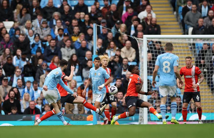 Manchester Citys Josko Gvardiol scorede for anden gang for få dage med højrebenet, da kroaten afsluttede målfesten mod Luton med sit drøn til 5-1. Foto: Andrew Boyers/Ritzau Scanpix
