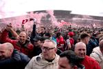 Hundredvis af Wrexham-fans drønede ind på banen, da der var fløjtet af, og det stod klart, at den lille walisiske klub rykker op for andet år i træk. Foto: Jacob King/Ritzau Scanpix