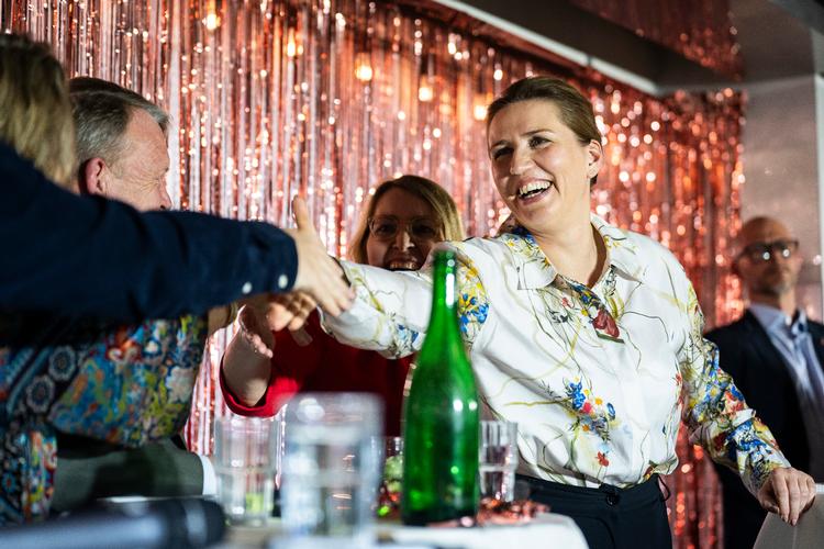 Udenrigsminister Lars Løkke Rasmussen (M), Christel Schaldemose (S) og Statsminister Mette Frederiksen (S) var blandt deltagerne ved Moderaternes EU-quiz på Restaurant Gorilla i Kødbyen i København 8. april, da propalæstinensiske aktivister afbrød arrangementet. Foto: Emil Nicolai Helms/Ritzau Scanpix