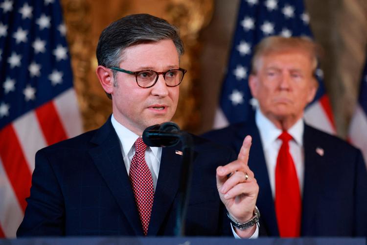Mike Johnson, der er leder af Repræsentanternes Hus, sammen med republikanernes kommende præsidentkandidat, Donald Trump i Trumps rigmandsklub Mar-a-Lago 12. april 2024.  Foto: Joe Raedle/Ritzau Scanpix