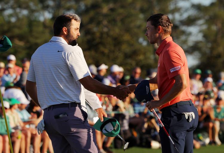 Nicolai Højgaard (th) giver hånd til Scottie Scheffler, efter at de to har færdiggjort 18. hul på Augusta-banen i US Masters. Danskeren ligger nummer seks, fem slag efter netop Scheffler. Foto: Brian Snyder/Ritzau Scanpix