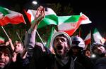 Demonstranter i Teheran fejrede natten til søndag det iranske angreb på Israel foran bl.a. den britiske ambassade.
 Foto: Atta Kenare/Ritzau Scanpix