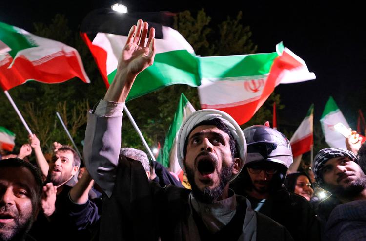 Demonstranter i Teheran fejrede natten til søndag det iranske angreb på Israel foran bl.a. den britiske ambassade.
 Foto: Atta Kenare/Ritzau Scanpix