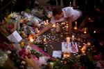 England var i chok efter bombeangrebet. Her sætter sørgende et lys på Albert Square i Manchester. Foto: Emilio Morenatti/Ritzau Scanpix