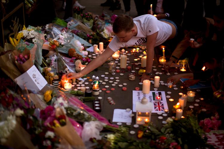 England var i chok efter bombeangrebet. Her sætter sørgende et lys på Albert Square i Manchester. Foto: Emilio Morenatti/Ritzau Scanpix