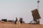 Negev-ørkenen i det sydlige Israel: En dreng på et æsel rider forbi en af de mobile enheder i det såkaldte Iron Dome. Hver af batterierne har 20 missiler.  Foto: Ahmad Gharabli/Ritzau Scanpix
