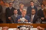 Mikael Persbrandt som Dag Hammarskjöld på talerstolen i FN. Foto: Nordisk Film