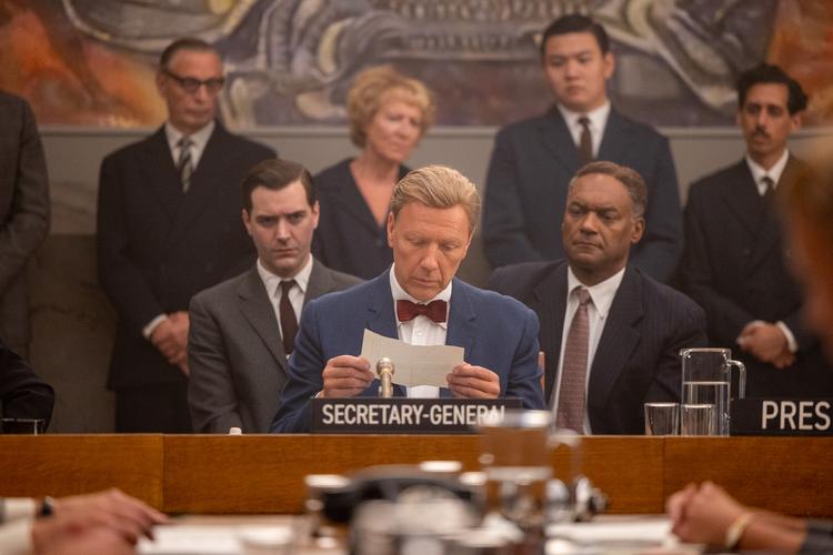 Mikael Persbrandt som Dag Hammarskjöld på talerstolen i FN. Foto: Nordisk Film