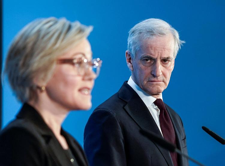 Den norske statsminister, Jonas Gahr Støre (til højre), fyrede i fredags sin sundhedsminister, Ingvild Kjerkol (til venstre), på en pressekonference.  Foto: Cornelius Poppe/Ritzau Scanpix