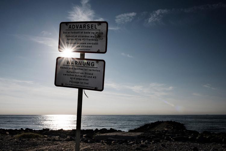 Cheminova, Thyborøn &amp; Harboøre
Det er et stykke dansk erhvervshistorie når det er bedst og værst. Cheminova er udskældt, har et hav af kedelige sager på samvittigheden. Men lokalt er den VIGTIG, og borgerne og borgmesteren venter lige nu i usikkerhed – hvad sker der, hvis Cheminova bliver solgt? Hvad sker der med de små 900 arbejdspladser?
Høfde 42 (giftdepotet) og som kan se de gode billeder i ”advarselsskilte om jorden er giftig” et flot portræt af den gamle fabrik – nogle stemningsbilleder fra egnen – den slags? Foto: Joachim Ladefoged