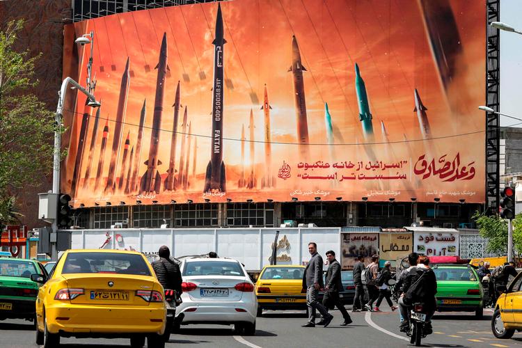 »Israel er svagere end edderkoppens net«, lyder persisk tekst til et banner på Valiasr-pladsen i Irans hovedstad, Teheran. Foto: Atta Kenare/Ritzau Scanpix