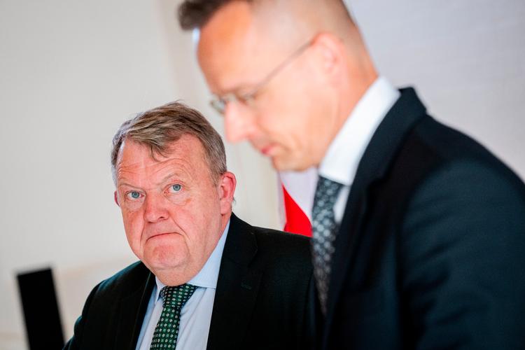 Udenrigsminister Lars Løkke Rasmussen og Ungarns udenrigsminister Peter Szijjártó holder pressemøde efter deres første bilaterale møde i Eigtveds Pakhus i København. Foto: Ida Marie Odgaard/Ritzau Scanpix