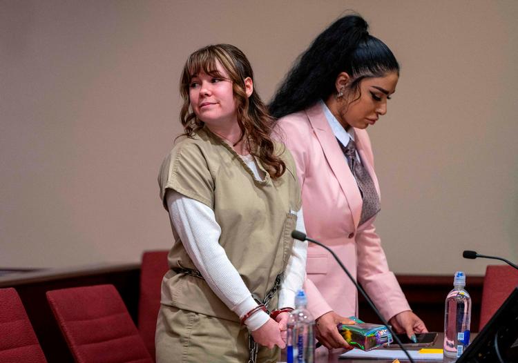 Hannah Gutierrez-Reed (tv) var våbenansvarlig på filmen ’Rust’, hvor fotograf Halyna Hutchins blev dræbt efter ved en fejl at være blevet  skudt i maven. Foto: Eddie Moore / Journal/Ritzau Scanpix