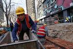 En byggeplads i Beijing 9. april. Kinas økonomi stiger i første kvartal langt mere end forventet.  Foto: Tingshu Wang/Ritzau Scanpix