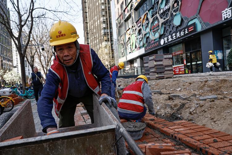 En byggeplads i Beijing 9. april. Kinas økonomi stiger i første kvartal langt mere end forventet.  Foto: Tingshu Wang/Ritzau Scanpix