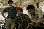Captain og hans venner i dagene op til Saigons fald. Foto: HBO Max