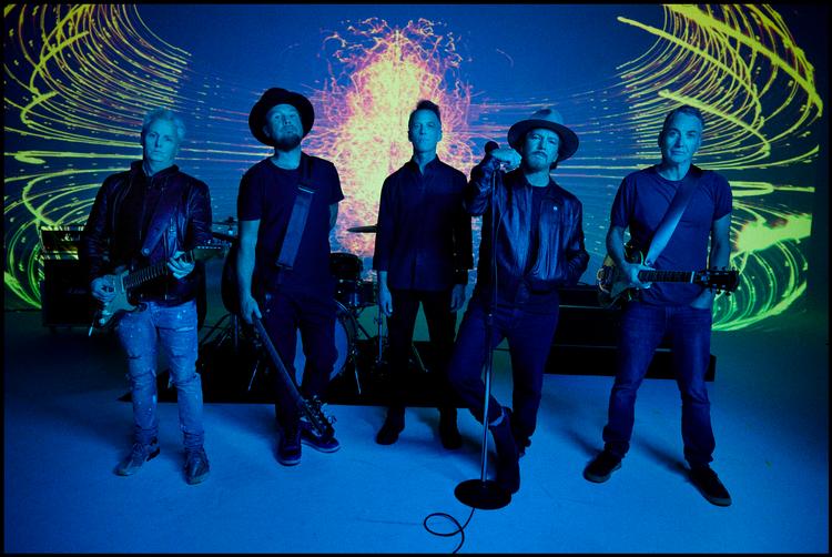 Det amerikanske rockband Pearl Jam har spillet sammen i 34 år. Og det er stadig Eddie Vedder, nummer to fra højre, der er bandets stemme. Foto: Danny Clinch