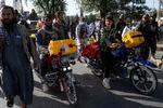 Ved en parade i Kabul i august sidste år fremviste Taleban-sikkerhedsfolk de gule oliedunke, som kan fyldes med hjemmelavede sprængstoffer. Nu er de billige bomber også kommet på museum til ære for Talebans sejr over supermagten USA.  Foto: Wakil Kohsar/Ritzau Scanpix