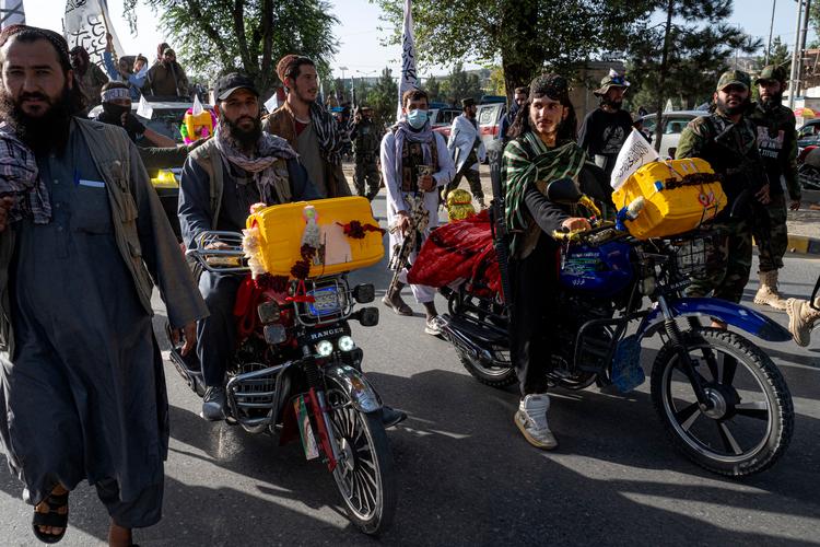 Ved en parade i Kabul i august sidste år fremviste Taleban-sikkerhedsfolk de gule oliedunke, som kan fyldes med hjemmelavede sprængstoffer. Nu er de billige bomber også kommet på museum til ære for Talebans sejr over supermagten USA.  Foto: Wakil Kohsar/Ritzau Scanpix