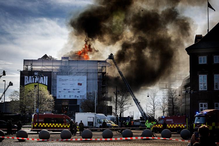 Tirsdag morgen modtager brandvæsnet den første alarm om branden i Børsen. Omkring kl. 16 meddeler Jakob Vedsted Andersen, beredskabsdirektør ved Hovedstadens Beredskab, at branden er under kontrol, men at halvdelen af Børsen er brændt ned.  Foto: Martin Lehmann