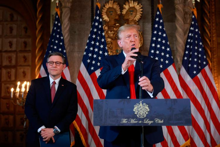 Den republikanske præsidentkandidat Donald Trump og formanden for Repræsentanternes Hus, Mike Johnson, holder en pressekonference på Mar-a-Lago 12. april 2024 i Palm Beach, Florida. Foto: Joe Raedle/Ritzau Scanpix