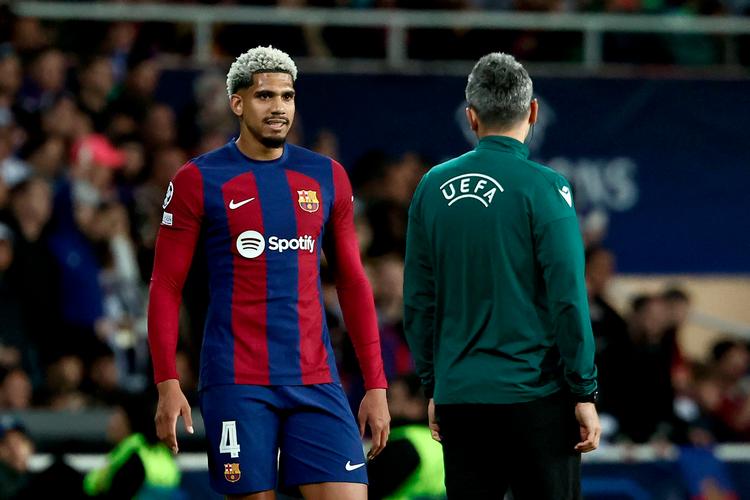 Ronald Araujo forlader banen efter et rødt kort. Foto: Franck Fife/Ritzau Scanpix