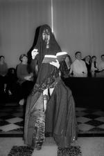 Zahna Siham Benamor performer på O-overgaden i en kjole af Bonnetje. Foto: Rita Blue 