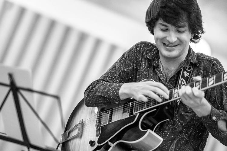 Den unge engelske guitarkomet Rob Luft er  med sine 30 år yngste mand i jazztrioen Arild Andersen/Daniel Sommer/Rob Luft. Foto: Hreinn Gudlaugsson