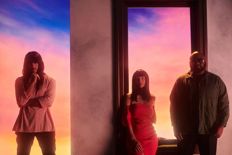 Der er masser af blid sundowner stemning på Khruangbins nye album, hvor Mark Speer og Laura Lee Ochoa vanen tro optræder med sort glathårsparyk. Foto: Pr-foto