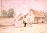 En øvrighedsperson, en snedker og hans arbejdsdreng kigger på duer på hjørnebygningen af Rosensgade og Mejlgade i Aarhus i 1850’erne. Den rolige situation kunne sagtens være fra 1820’erne. Tegning Frederik Visby/Aarhusarkivet.dk.  
