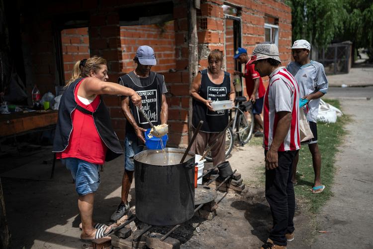 Argentinas folkekøkkener er i krise. Landets nye ultraliberale præsident, Javier Milei, har beskåret budgettet kraftigt, og leverancerne af madvarer er reduceret mange steder i landet. Foto: Rodrigo Abd/Ritzau Scanpix