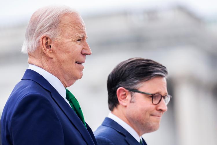 Efter i lang tid at have nægtet at sende dem til afstemning, sagde formanden i Repræsentanternes Hus, republikaneren Mike Johnson, tidligere onsdag, at forslagene til hjælpepakkerne forventes at blive sendt til afstemning lørdag aften lokal tid.  Foto: Tom Williams/Ritzau Scanpix