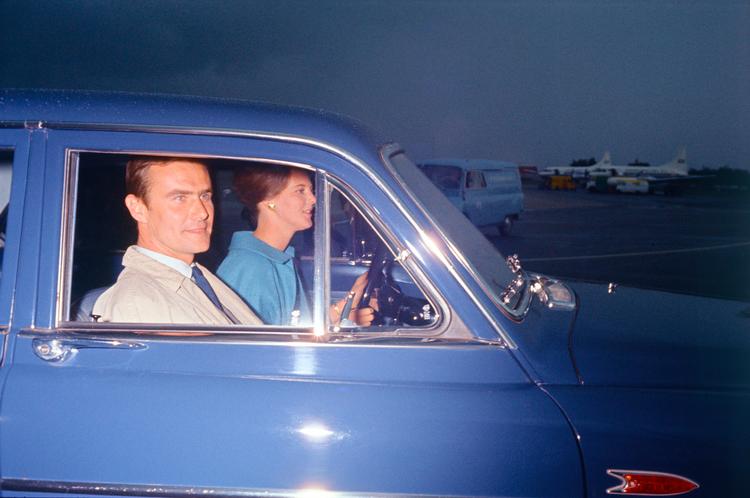 Margrethe henter sin forlovede grev Henri i Kastrup Lufthavn i sin blå Volvo Amazon i 1966. De nåede at være gift i 51 år. Foto: Erik Gleie
