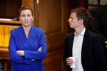 Statsminister Mette Frederiksen (S) og partifællen Jesper Petersen under Folketingets åbningsdebat. Foto: Jens Dresling