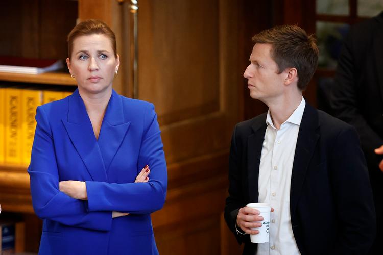 Statsminister Mette Frederiksen (S) og partifællen Jesper Petersen under Folketingets åbningsdebat. Foto: Jens Dresling