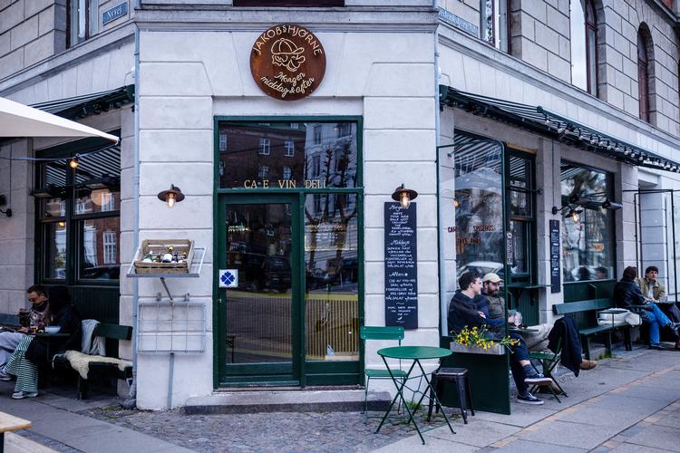 Skal du på Jakobs hjørne, så gør det en solskinsdag, hvor du kan side med ansigtet vendt mod alléen og drikke et glas boblende limonade eller kølig vin. Foto: Miriam Dalsgaard