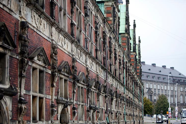 Børsen var med sine 400 år en af hovedstadens ældste bygninger, da den under restaurering brød i brand 16. april i år og næsten forgik.  Foto: Niels Hougaard/Ritzau Scanpix