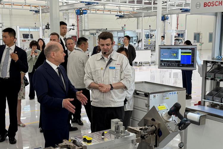 Den tyske kansler Olaf Scholz besøger en Bosch-fabrik i Kina. Foto: Andreas Rinke/Ritzau Scanpix