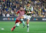 Olympiacos' Georgios Masouras i duel med Fenerbahces Alexander Djiku  Foto: Dilara Senkaya/Ritzau Scanpix