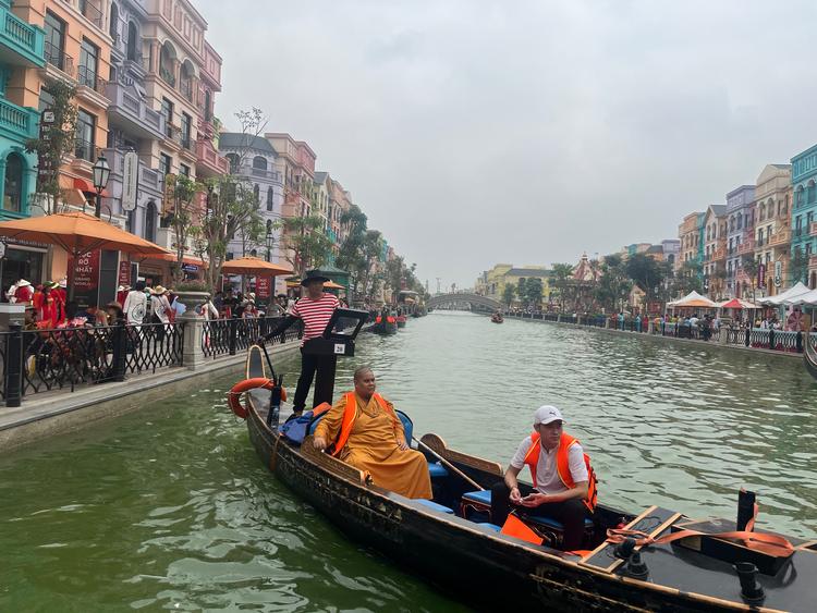 Vietnams voksende middelklasse er vilde med Grand World Hanoi, et nyt kvarter i byen, som er bygget efter europæisk forbillede. Men skandaler hærger Vietnams byggeiver. Foto: Sebastian Stryhn Kjeldtoft